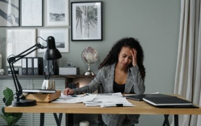 Qué son los factores de riesgo psicosocial y qué consecuencias presenta